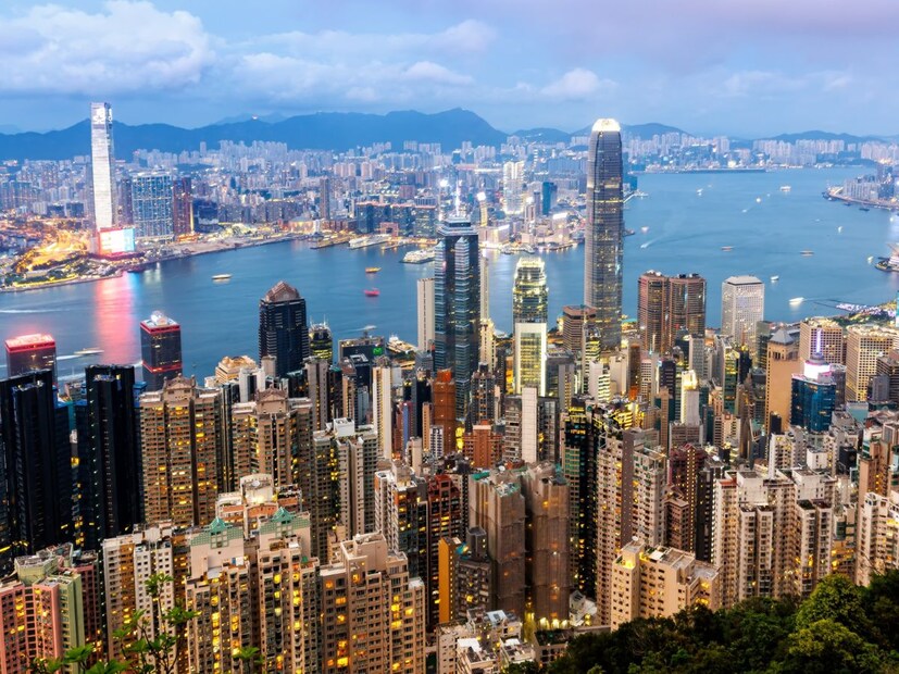 ৪. হংকং: চতুর্থ স্থানে রয়েছে হংকং। গড় IQ ১০৫.৩, যা দেখায় যে এখানকার মানুষ কতটা বুদ্ধিমান। এখানেও উদ্ভাবনে অনেক জোর দেওয়া হয়। এটি একটি শিক্ষা এবং আর্থিক কেন্দ্রও। 