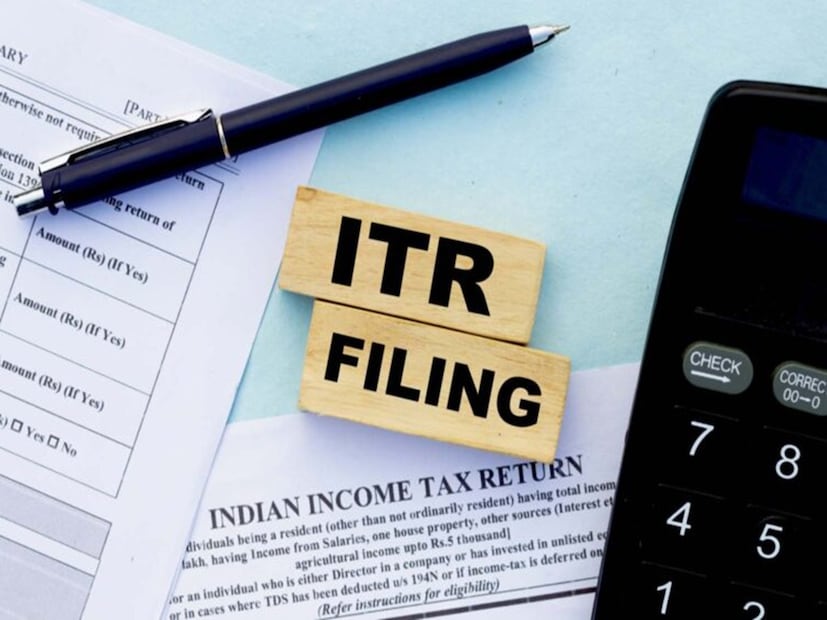 সেন্ট্রাল বোর্ড অফ ডায়রেক্ট ট্যাক্সেস (CBDT) ২৯ অক্টোবর, ২০২৫ তারিখে ২০২৫-২৬ মূল্যায়ন বছরের জন্য আয়কর রিটার্ন (ITR) এবং অডিট রিপোর্ট দাখিলের সময়সীমা বাড়িয়েছে, যা করদাতা এবং পেশাদারদের জন্য স্বস্তি বয়ে নিয়ে এল। অডিট রিপোর্ট এবং ITR জমা দেওয়ার সংশোধিত সময়সীমা যথাক্রমে ১০ নভেম্বর, ২০২৫ এবং ১০ ডিসেম্বর, ২০২৫ ধার্য করা হয়েছে। এই সম্প্রসারণের আগে যে সব করদাতার অ্যাকাউন্ট অডিট করা প্রয়োজন, যেমন কোম্পানি, মালিকানা এবং ফার্মে কর্মরত অংশীদার, তাঁদের ২০২৪-২৫ অর্থবছরের (মূল্যায়ন বছর ২০২৫-২৬) জন্য তাদের আয়কর রিটার্ন (ITR) দাখিল করার মেয়াদ কেবল ৩১ অক্টোবর, ২০২৫ পর্যন্তই ছিল। (Representative Image) সেন্ট্রাল বোর্ড অফ ডায়রেক্ট ট্যাক্সেস (CBDT) ২৯ অক্টোবর, ২০২৫ তারিখে ২০২৫-২৬ মূল্যায়ন বছরের জন্য আয়কর রিটার্ন (ITR) এবং অডিট রিপোর্ট দাখিলের সময়সীমা বাড়িয়েছে, যা করদাতা এবং পেশাদারদের জন্য স্বস্তি বয়ে নিয়ে এল। অডিট রিপোর্ট এবং ITR জমা দেওয়ার সংশোধিত সময়সীমা যথাক্রমে ১০ নভেম্বর, ২০২৫ এবং ১০ ডিসেম্বর, ২০২৫ ধার্য করা হয়েছে। এই সম্প্রসারণের আগে যে সব করদাতার অ্যাকাউন্ট অডিট করা প্রয়োজন, যেমন কোম্পানি, মালিকানা এবং ফার্মে কর্মরত অংশীদার, তাঁদের ২০২৪-২৫ অর্থবছরের (মূল্যায়ন বছর ২০২৫-২৬) জন্য তাদের আয়কর রিটার্ন (ITR) দাখিল করার মেয়াদ কেবল ৩১ অক্টোবর, ২০২৫ পর্যন্তই ছিল। (Representative Image)