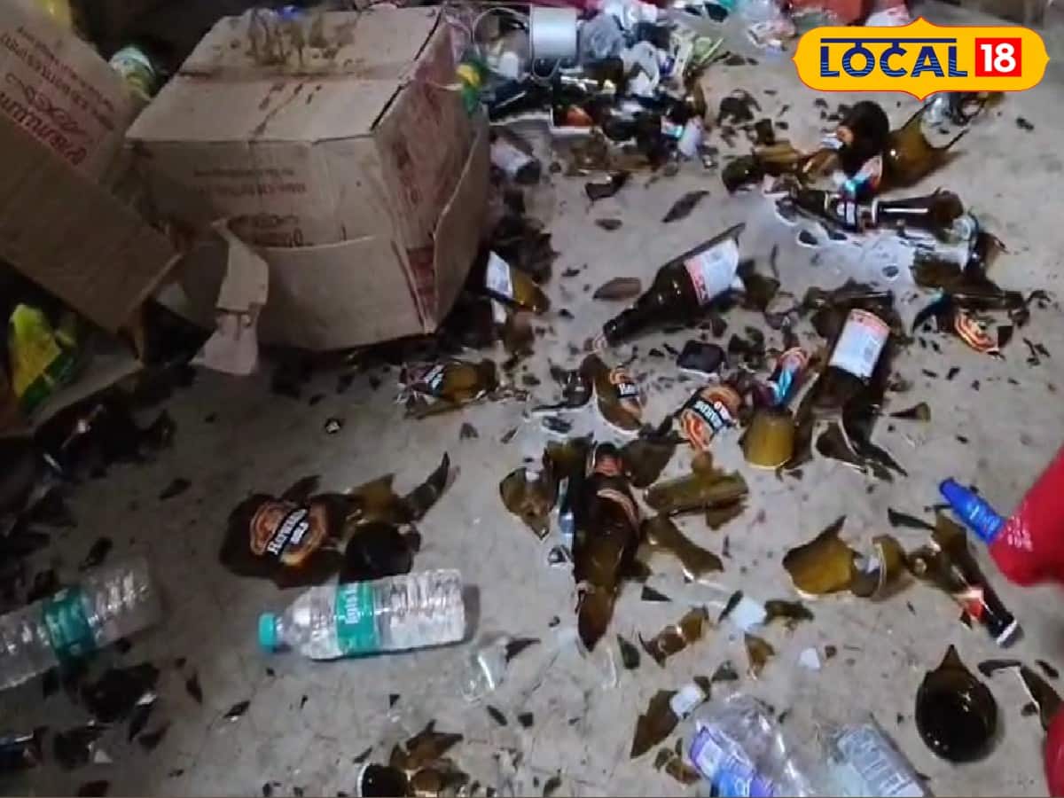 ভেঙে ফেলা হয়েছে মদের বোতল