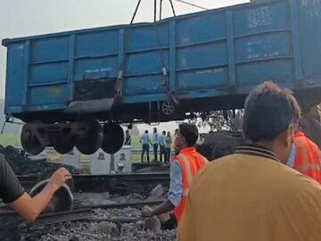 বড় ট্রেন দুর্ঘটনা! চলতে চলতে কানফাটা শব্দ, হঠাৎ লাইন থেকে ছিটকে গেল ট্রেনের ১২টি কামরা