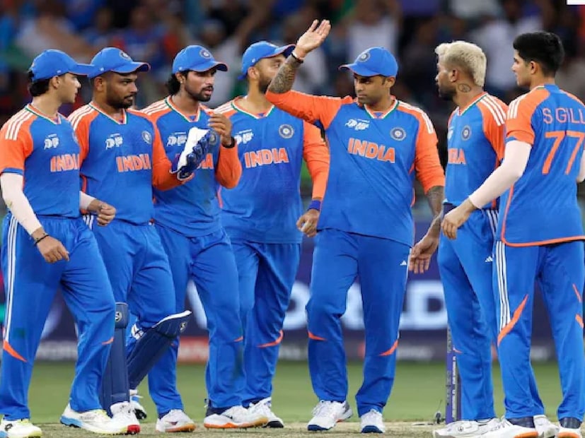 : বুধবার দুপুর ১:৪০ মিনিটে ভারত এবং অস্ট্রেলিয়ার মধ্যে টি-টোয়েন্টি ম্যাচ শুরু হবে। তিনটি একদিনের ম্যাচের সিরিজে ভারত -অস্ট্রেলিয়ার বিরুদ্ধে ২-১ হেরেছে৷ তাই পাঁচ ম্যাচের টি-টোয়েন্টি সিরিজে ভারত ঘুরে দাঁড়ানোর চেষ্টা করবে। টি-টোয়েন্টি ফর্ম্যাটে ভারতীয় দল অসাধারণ পারফর্ম করছে। দলের সকলেরই যা পারফরম্যান্স রয়েছে তাতে প্রথম একাদশে ঢোকার লড়াই এদিনও কঠিন হতে চলেছে৷  মানুকা ওভাল সূর্যকুমার যাদব কোন ব্লু প্রিন্টে প্লেয়িং ইলেভেন সাজাবেন তা নিয়ে জোর চিন্তাভাবনা চলছে৷ : বুধবার দুপুর ১:৪০ মিনিটে ভারত এবং অস্ট্রেলিয়ার মধ্যে টি-টোয়েন্টি ম্যাচ শুরু হবে। তিনটি একদিনের ম্যাচের সিরিজে ভারত -অস্ট্রেলিয়ার বিরুদ্ধে ২-১ হেরেছে৷ তাই পাঁচ ম্যাচের টি-টোয়েন্টি সিরিজে ভারত ঘুরে দাঁড়ানোর চেষ্টা করবে। টি-টোয়েন্টি ফর্ম্যাটে ভারতীয় দল অসাধারণ পারফর্ম করছে। দলের সকলেরই যা পারফরম্যান্স রয়েছে তাতে প্রথম একাদশে ঢোকার লড়াই এদিনও কঠিন হতে চলেছে৷  মানুকা ওভাল সূর্যকুমার যাদব কোন ব্লু প্রিন্টে প্লেয়িং ইলেভেন সাজাবেন তা নিয়ে জোর চিন্তাভাবনা চলছে৷