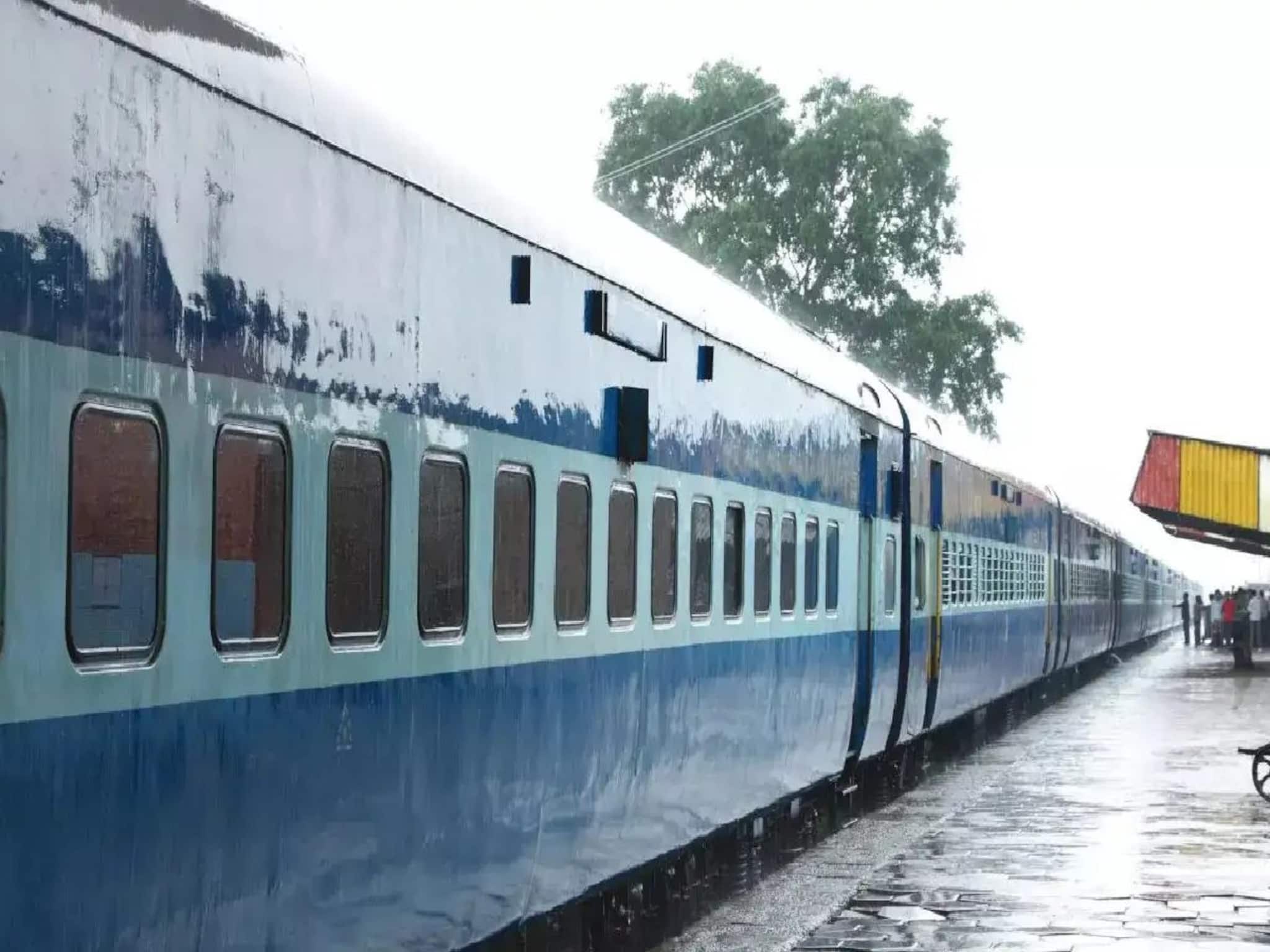 Indian Railways: দেখাও তো দেখি তোমার আইডি! এবার আর ট্রেনের কামরায় নয়, যা ঘটনা ঘটল ইঞ্জিনে, কালকা-র মতো ট্রেনে তোলপাড়