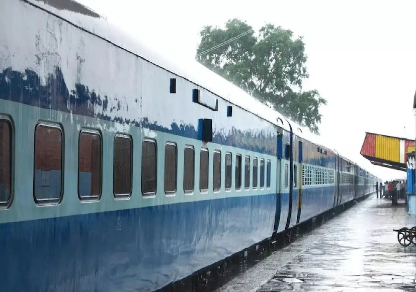 আসল চালকের সতর্কতার কারণে বড় রহস্য ফাঁসকালকা এক্সপ্রেসের লোকো পাইলট রাজেন্দ্র কুমার ট্রেনটি চালানোর দায়িত্বে ছিলেন। সেই সময়েই লোকো পাইলট বলে দাবি করা আরেক যুবক ইঞ্জিনে বসেছিলেন। যুবকটি ড্রাইভারের পোশাক পরে ছিল, গলায় একটি পরিচয়পত্র ঝুলছিল, এবং তার হাতে ছিল সবুজ ও লাল পতাকা। সবকিছু ঠিকঠাক মনে হচ্ছিল, কিন্তু রাজেন্দ্র কুমার তাঁর কার্যকলাপ সম্পর্কে সন্দেহ প্রকাশ করতে শুরু করেন। Photo- Representative 