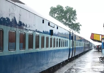 'ব্যাগ খোলো', RPF-এর কথায় মুখ শুকনো যাত্রীর...'ব্যাগে দিওয়ালি গিফট', তার পর যা হল... 'ব্যাগ খোলো', RPF-এর কথায় মুখ শুকনো যাত্রীর...'ব্যাগে দিওয়ালি গিফট', তার পর যা হল...