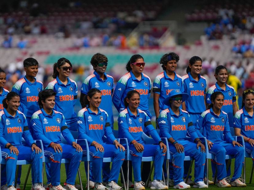 সেমিফাইনালের আগে ইন-ফর্ম ওপেনার প্রতীকা রাওয়াল চোটের কারণে গোটা টুর্নামেন্ট থেকেই ছিটকে যান৷ চিন্তায় ছিল ভারতীয় থিঙ্কট্যাঙ্ক৷ তাঁর জায়গায় ধামাকা প্লেয়ার শাফালি ভার্মাকে দলে ফিরিয়ে আনা হয়েছিল৷ শাফালির দলে আসায় বদলেছিল টিম কম্পোজিশন কিন্তু ভারতের জন্য একটি ঐতিহাসিক রাত হয়ে ওঠে৷