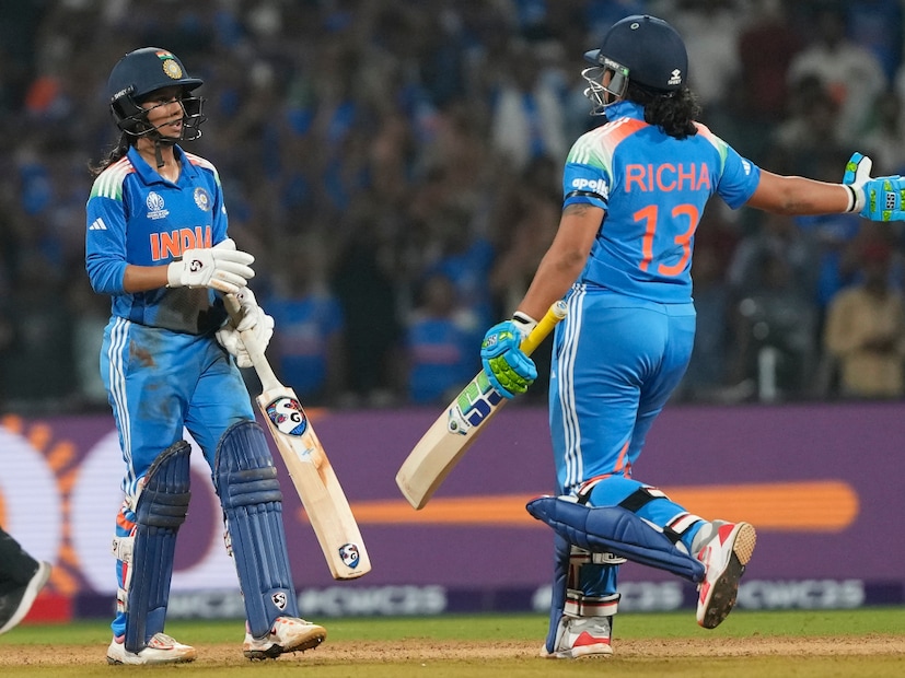 ৩. প্রথমবারের মতো কোনো দল ওডিআই বিশ্বকাপের নকআউট ম্যাচে ৩০০ বা তার বেশি রান তাড়া করে জয়ের নজির স্থাপন করল। পুরুষ বা মহিলা উভয় বিশ্বকাপে এমন নজির কারও নেই।