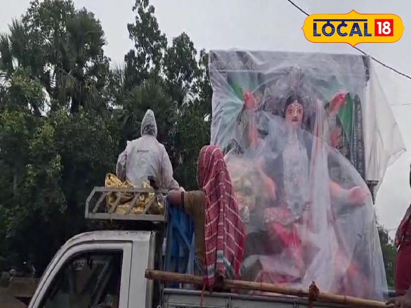 অন্যদিকে তুমুল বৃষ্টির মধ্যেই মেদিনীপুরের বিভিন্ন জায়গায় চলছে জগদ্ধাত্রী পুজো। বৃষ্টির মধ্যেই মণ্ডপে নিয়ে যাওয়া হচ্ছে জগদ্ধাত্রী প্রতিমা। অসময়ে এই বৃষ্টির ফলে সমস্যায় জেলার বাসিন্দারা।