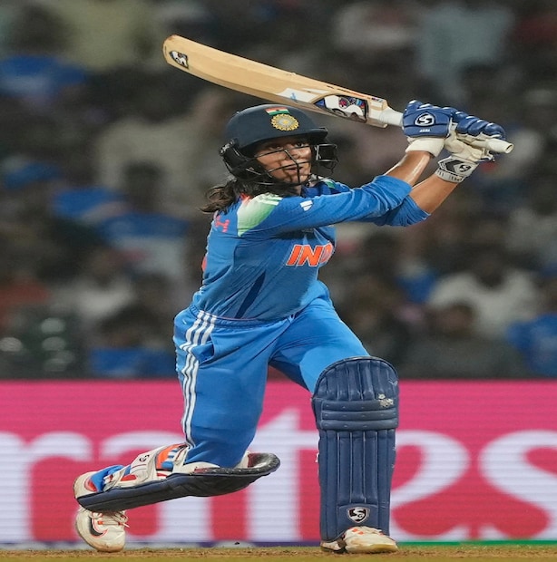 ভারত এই কৃতিত্ব অর্জন করেছে, মহিলাদের ক্রিকেট ইতিহাসে সর্বোচ্চ ওয়ানডে রান তাড়া করার বিশ্ব রেকর্ড স্থাপন করেছে।  ঐতিহাসিক ইনিংসের পর, জেমিমা জানান নিজের দুর্বলতা নিয়ে কেউ কথা বলে না৷ শক্ত হাতে শতরানের পর জানান কীভাবে মানসিক স্বাস্থ্য নিয়ে লড়াই করছিলেন৷  আবেগের বিস্ফোরণে ভেসে যাওয়া জেমিমা জানিয়েছেন রোজ ফোন করে মায়ের কাছে কাঁদতেন৷