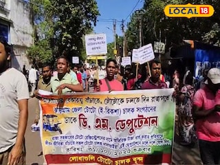 ঝাড়গ্রামের রাজপথে টোটো চালকদের আন্দোলন ঝাড়গ্রামের রাজপথে টোটো চালকদের আন্দোলন