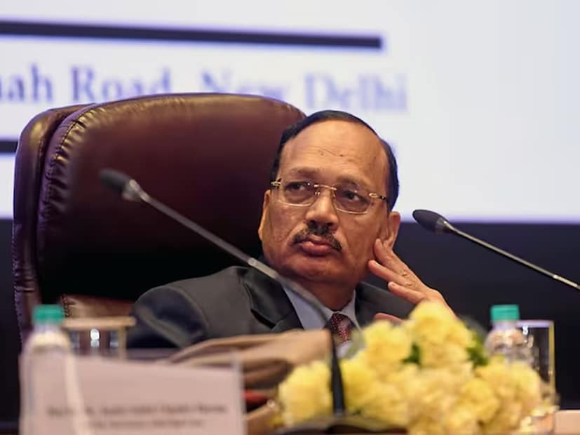 হরিয়ানার হিসার থেকে দেশের সর্বোচ্চ বিচারবিভাগীয় পদে উন্নীত হওয়া বিচারপতি সূর্যকান্তের গল্প খুবই অনুপ্রেরণাদায়ক। একজন সাধারণ পরিবার থেকে আসা এই বিচারপতি তাঁর কঠোর পরিশ্রম, সততা এবং ন্যায়বিচারের প্রতি আবেগ দিয়ে সুপ্রিম কোর্টে পা রাখেন। তিনি এখন ২৪ নভেম্বর, ২০২৫ তারিখে ভারতের পরবর্তী প্রধান বিচারপতি (CJI) হলেন এবং ২০২৭ সালের ফেব্রুয়ারি পর্যন্ত এই পদে অধিষ্ঠিত থাকবেন। হরিয়ানার হিসার থেকে দেশের সর্বোচ্চ বিচারবিভাগীয় পদে উন্নীত হওয়া বিচারপতি সূর্যকান্তের গল্প খুবই অনুপ্রেরণাদায়ক। একজন সাধারণ পরিবার থেকে আসা এই বিচারপতি তাঁর কঠোর পরিশ্রম, সততা এবং ন্যায়বিচারের প্রতি আবেগ দিয়ে সুপ্রিম কোর্টে পা রাখেন। তিনি এখন ২৪ নভেম্বর, ২০২৫ তারিখে ভারতের পরবর্তী প্রধান বিচারপতি (CJI) হলেন এবং ২০২৭ সালের ফেব্রুয়ারি পর্যন্ত এই পদে অধিষ্ঠিত থাকবেন।