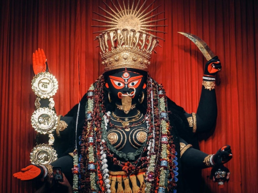 বিশুদ্ধ পঞ্জিকা মতে ২০ অক্টোবর দুপুর ৩টে ৪৫ মিনিটে অমাবস্যা তিথি শুরু হচ্ছে। শেষ হবে ২১ অক্টোবর বিকেল ৫টা ৫৪ মিনিটে।