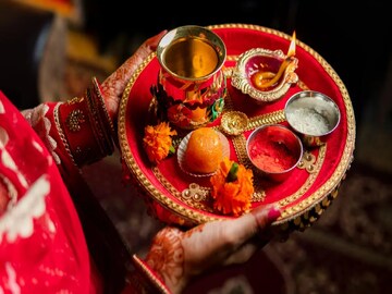 রাত পোহালেই করওয়া চৌথের, আজ রাতে অবশ্যই খান 'এই' খাবার, সুখ-সমৃদ্ধিতে ভরবে জীবন
