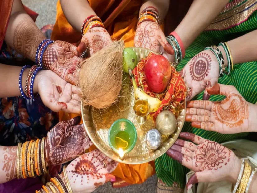 *করওয়া চৌথের উপবাস সারা দিন জল বা খাবার ছাড়াই পালন করা হয়, তাই সর্গির খাবার সাবধানে বেছে নেওয়া উচিত। সর্গিতে এমন খাবার থাকা উচিত, যা দীর্ঘস্থায়ী শক্তি সরবরাহ করে এবং ক্ষুধা ও তৃষ্ণা কমায়।