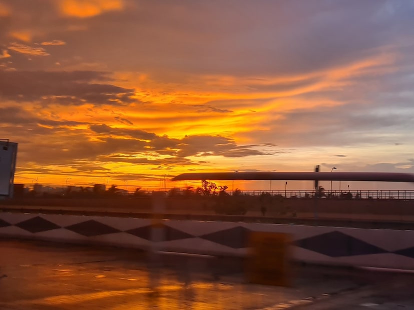 আজ, শুক্রবার কলকাতা, হাওড়া, হুগলি, নদিয়া, উত্তর ও দক্ষিণ ২৪ পরগনা, পূর্ব ও পশ্চিম মেদিনীপুর, ঝাড়গ্রামে বৃষ্টির সম্ভাবনা বেশি। হালকা থেকে মাঝারি বৃষ্টির সঙ্গে ঘণ্টায় ৩০ থেকে ৪০ কিলোমিটার গতিতে বইতে পারে দমকা বাতাস। এই জেলাগুলিতে হলুদ সতর্কতা জারি করা হয়েছে। তবে জেলার সব জায়গায় বৃষ্টি হবে না। উত্তরবঙ্গের জেলাগুলিতে আর ভারী বৃষ্টির সম্ভাবনা নেই। কোনও জেলায় সতর্কতা জারি করার মতো পরিস্থিতিও আর থাকছে না। উত্তরবঙ্গের ৮ জেলার কোনও কোনও অংশে স্থানীয় ভাবে বজ্রবিদ্যুৎ-সহ হালকা বৃষ্টির সম্ভাবনা রয়েছে আগামী বুধবার পর্যন্ত।