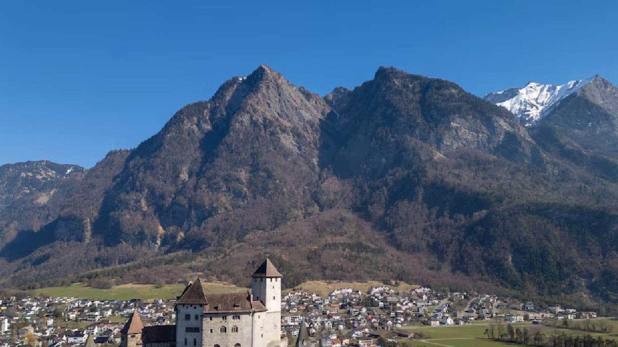 Richest Country: বিশ্বের ক্ষুদ্রতম দেশগুলির মধ্যে অন্যতম, নিজস্ব মুদ্রা এমনকী বিমানবন্দরও নেই, তবুও অন্যতম 'সবচেয়ে ধনী দেশ'