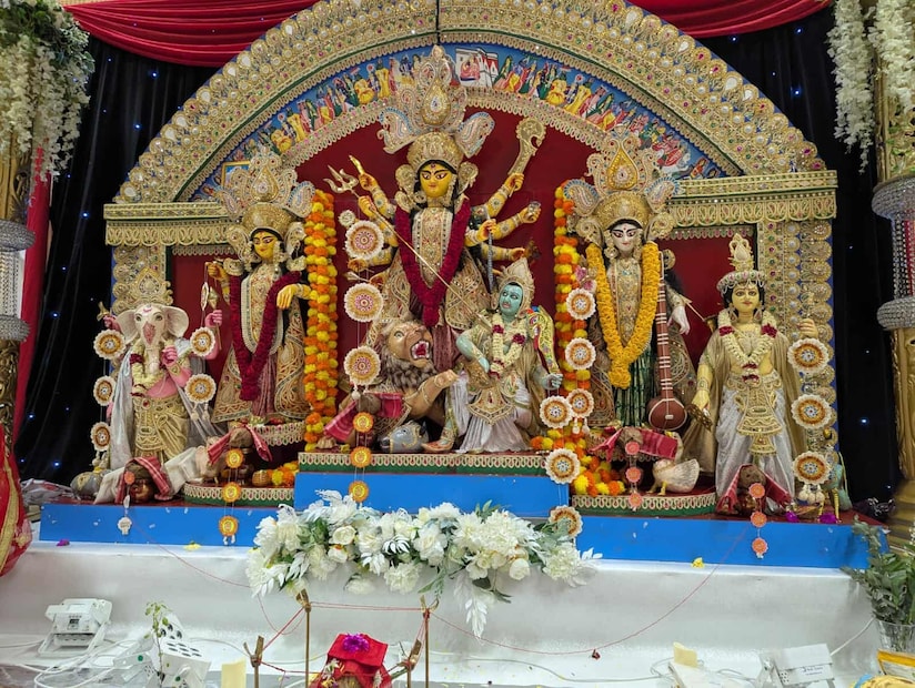 দেবীপক্ষের আগমনী সুরে মাতোয়ারা লন্ডন ৷ একযোগে পালিত হল মহামিলনের দুর্গোৎসব ৷ ঢাকের কাঁসরের শব্দ, উলুধ্বনি আর শঙ্খের ধ্বনিতে মাতোয়ারা হয়ে উঠেছে লন্ডনও। Camden-এর দুর্গা পুজো, Hounslow-র দুর্গা পুজো, লন্ডনের দুর্গোৎসব, এমকে (MK) আনন্দ ক্লাব এবং নর্থাম্পটনের হিন্দু বাঙালি অ্যাসোসিয়েশন একসঙ্গে আয়োজন করছে বর্ণাঢ্য দুর্গোৎসব ৷ বিলেতের মাটিতে বর্ণাঢ্য দুর্গোৎসব – যেখানে ধর্মীয় ভক্তি, সাংস্কৃতিক ঐতিহ্য সমাজের মিলনমেলায় মিলেমিশে একাকার হয়েছে। উদ্যোক্তারা জানিয়েছেন, আদ্যোপান্ত বাঙালি আবেগ জড়িয়ে থাকছে তাঁদের এই আয়োজনের সঙ্গে। উদ্যোক্তারা জানিয়েছেন, আদ্যোপান্ত বাঙালি আবেগ জড়িয়ে থাকছে তাঁদের এই আয়োজনের সঙ্গে। । ২৭ সেপ্টেম্বর থেকে ২ অক্টোবর ২০২৫ পর্যন্ত এই মহোৎসব, যা প্রবাসী বাঙালিদের কাছে এক আবেগ, শিকড়ের টান এবং মিলনের উৎসবে পরিণত হয়েছে। প্রবাসে থেকেও বাঙালিয়ানা শেখার সুযোগ ৷ নর্থাম্পটন হিন্দু বাঙালি অ্যাসোসিয়েশনের সাংস্কৃতিক অনুষ্ঠানের অন্যতম উদ্যোক্তা সিসিলি দত্ত বলেন, “দুর্গাপুজো শুধু পুজো নয়, এটি আমাদের সংস্কৃতি, আমাদের শিকড়, আমাদের আনন্দ। লন্ডনে ভিন্ন ভিন্ন পূজা হলেও, আমরা সবাই একসঙ্গে এই উৎসবকে মহামিলনের মঞ্চে পরিণত করি। দেবীপক্ষের এই সম্মিলিত আয়োজন কেবল লন্ডনের বাঙালিদের নয়, বরং সমগ্র ব্রিটেনে বহু সংস্কৃতির মানুষের কাছে আনন্দ, ভক্তি ও সম্প্রীতির এক অনন্য উদাহরণ ।’’