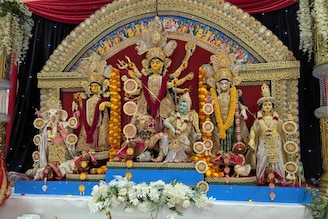 ঢাকের বোলে নাচছে লন্ডন, শরতের মহাপার্বণে ভোগে, উপভোগে চলছে দুর্গোৎসব