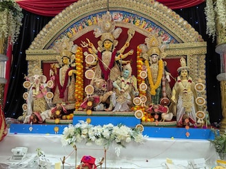 ঢাকের বোলে নাচছে লন্ডন, শরতের মহাপার্বণে ভোগে, উপভোগে চলছে দুর্গোৎসব