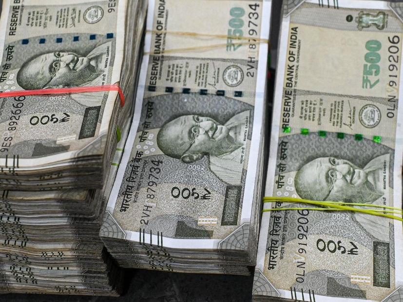 কানাডা: ইউকন এবং নর্থওয়েস্ট টেরিটরিজের বাসিন্দারা মাঝে মাঝে শক্তি ভর্তুকি থেকে নগদ পান।সৌদি আরব: তেল রাজস্ব থেকে মাসিক নগদ অর্থপ্রদান নাগরিকদের দেওয়া হয়, পরিবারের আকার অনুযায়ী পরিমাণ পরিবর্তিত হয়।
