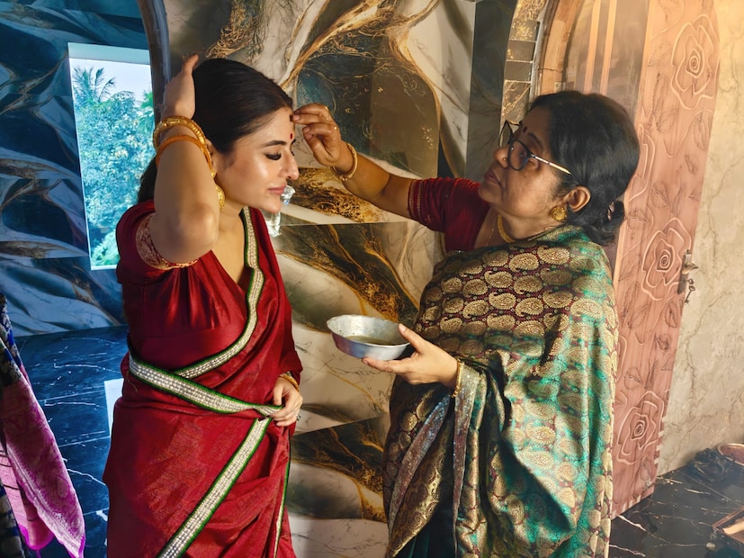 লক্ষ্মীপুজো মানেই সকাল থেকে এদিন বেজায় ব্যস্ত ছিলেন মাধুরিমা। প্রতিমা বরণ থেকে রান্না ও ভোগের আয়োজন, সবটাই সামলালেন নিষ্ঠা ভরে। দেবীর পাশাপাশি লাল শাড়িতে অপরূপা তিনিও। 