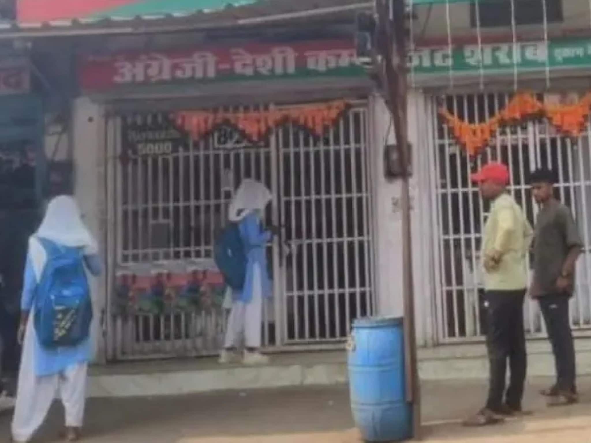 Madhyapradesh : গায়ে স্কুলের ইউনিফর্ম, মদ কিনছে স্কুলছাত্রী! একটা ছবি নিয়ে গোটা দেশে হইচই, মদের দোকানের মালিকের যা হল...!