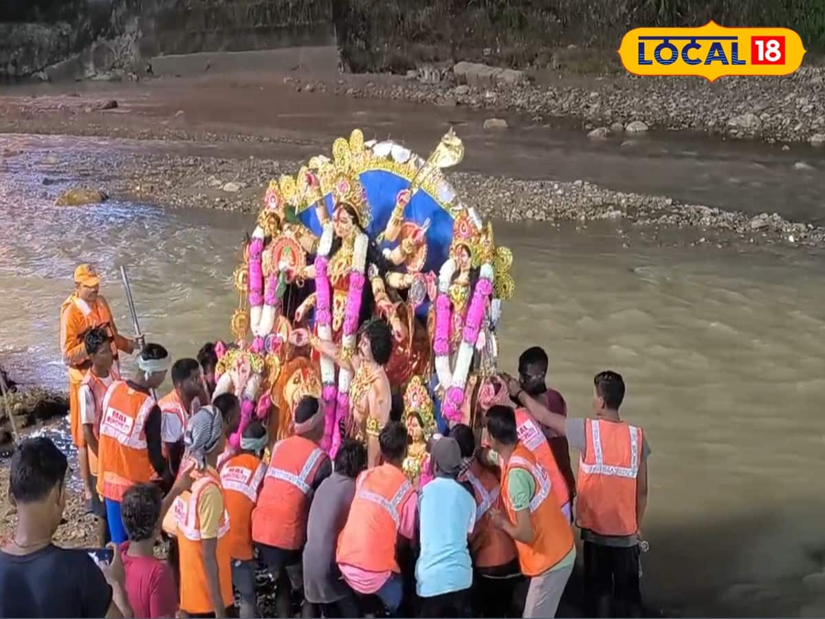 মাল নদীতে হাইড্রার সাহায্যে শুরু হল প্রতিমা নিরঞ্জন পর্ব