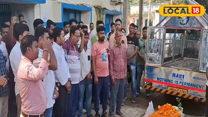 কর্মীর দেহ নিয়ে বিডিও অফিসের সামনে বিক্ষোভ কর্মীর দেহ নিয়ে বিডিও অফিসের সামনে বিক্ষোভ