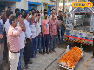 কর্মীর দেহ নিয়ে বিডিও অফিসের সামনে বিক্ষোভ 