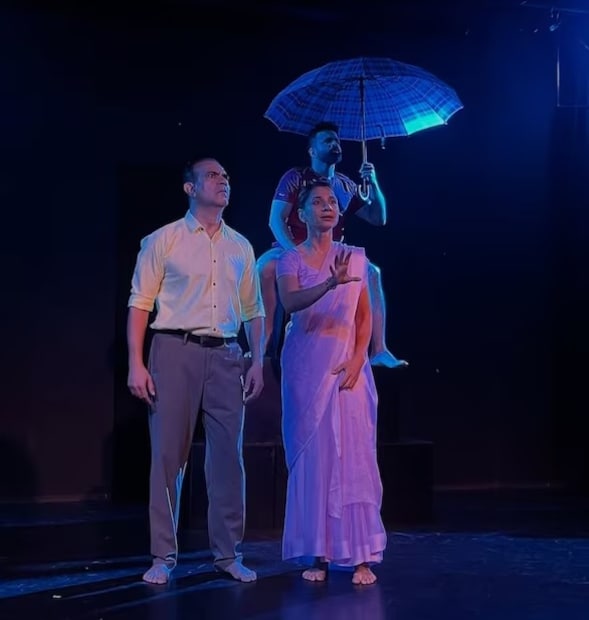 সবার প্রথমে এটা বলে রাখা উচিত হবে যে তিনি কোনও নায়ক নন! তা বলে তাঁর জনপ্রিয়তা, পরিচিতি এবং প্রতিভা কোনওটাই কম নয়। একের পর এক এই ছবিতে গুরুত্বপূর্ণ ভূমিকায় অভিনয় করেছেন তিনি। তিনি আর কেউ নন, তাঁর নাম মণীশ চৌধুরি। এই অভিনেতার কেরিয়ার শুরু হয়েছিল ২০০৩ সালে। তিনি কেবল হিন্দিতেই নয়, তেলুগু এবং মলয়ালম ছবিতেও অভিনয় করছেন। (Photo: Instagram)