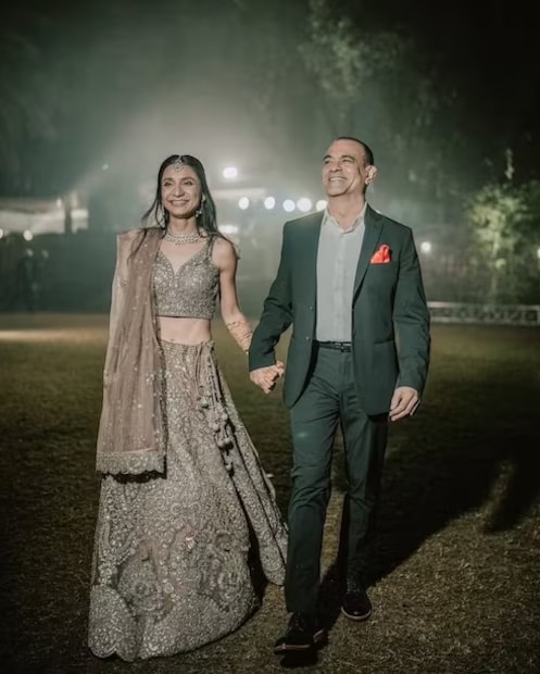 সম্প্রতি, শাহরুখ খানের বড় ছেলে আরিয়ান খান পরিচালিত ওয়েব সিরিজ 'ব্যাডস অফ বলিউড'-এ তাঁর দুর্দান্ত অভিনয় সবার নজর কেড়েছে। ২০১৬ সালে মণীশের বাগদান সম্পন্ন হয়েছিল। কিন্তু তা আর বিয়ে পর্যন্ত গড়ায়নি। এরপর ২০২৩ সালে মণীশ শ্রুতি মিশ্রকে বিয়ে করেন। তখন তাঁর বয়স ছিল ৫৪ বছর। ওই একই সময়ে শ্রুতির বয়স ছিল ৩৭। দুজনের মধ্যে ১৭ বছরের বয়সের পার্থক্য। (Photo: Instagram)