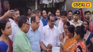 ২ পরিবারের হাতে চেক তুলে দিচ্ছে বন দফতর