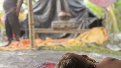 ময়নাগুড়িতে ঘর হারিয়ে ত্রিপলের ঘরই এখন কয়েক হাজার গ্রামবাসীর ঠিকানা ময়নাগুড়িতে ঘর হারিয়ে ত্রিপলের ঘরই এখন কয়েক হাজার গ্রামবাসীর ঠিকানা