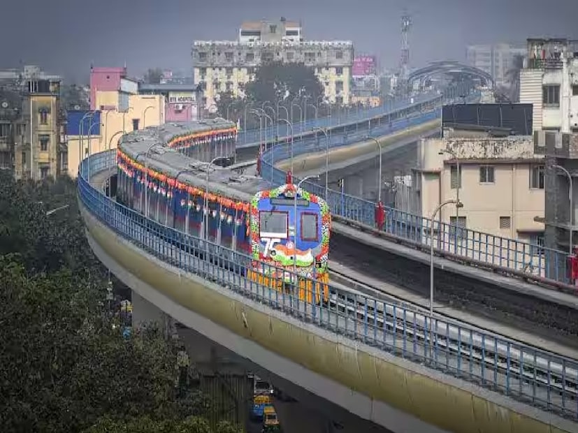 গ্রিন লাইনসল্টলেক সেক্টর ফাইভ থেকে হাওড়া ময়দান রাত ১০.২০, রাত ১০.৪০ ও রাত ১১টায় তিনটি মেট্রো ছাড়বে। হাওড়া ময়দান থেকে সল্টলেক সেক্টর ফাইভ রাত ১০.২০, রাত ১০.৪০ ও রাত ১১টায় তিনটি মেট্রো ছাড়বে।