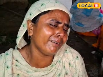 মৃতের পরিবারের সদস্যরা কান্নায় ভেঙে পড়েছেন মৃতের পরিবারের সদস্যরা কান্নায় ভেঙে পড়েছেন