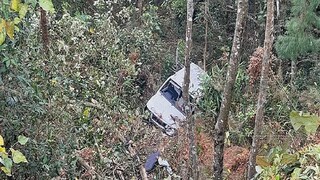 খাদে গাড়ি পড়ে