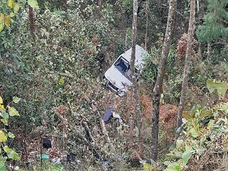 খাদে গাড়ি পড়ে