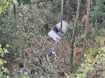 খাদে গাড়ি পড়ে