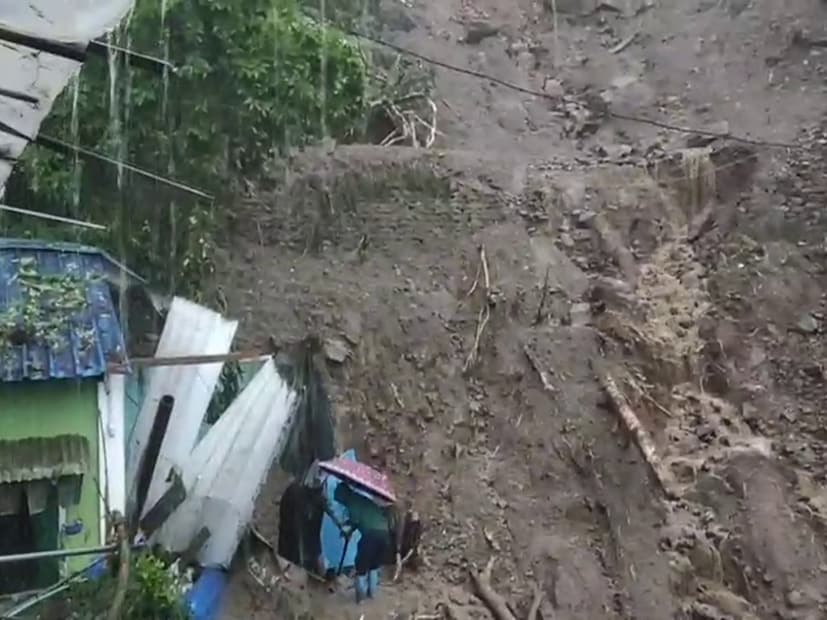 আর তাতেই বিপর্যস্ত হচ্ছে উত্তরবঙ্গের সমতল এলাকা। ভুটান এবং পাহাড়ে ভারী বৃষ্টির কারণে জল নেমে এসেছে ডুয়ার্স-সহ উত্তরবঙ্গের সমতলেও।