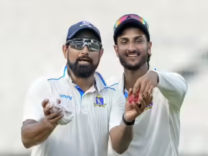 : আগুনে পারফরম্যান্স দিয়ে আবার বুঝিয়ে দিলেন শামি তিনি ম্যাচ ফিট কিনা! একের পর এক সিরিজের দল ঘোষণা হলেও চ্যাম্পিয়ন্স ট্রফির পর থেকে আর জাতীয় দলের জার্সি গায়ে ওঠেনি বঙ্গ স্পিডস্টারের৷ গত কয়েকদিন ধরেই জাতীয় নির্বাচকের সঙ্গে বাগযুদ্ধে মেতেছেন শামি৷ কিন্তু শামিকে খুঁচিয়ে বলা কথা যে আগরকরের ঠিক হয়নি তা বোর্ড বুঝে বাংলা বনাম গুজরাত ম্যাচের মধ্যেই আরপি সিংকে ড্যামেজ কন্ট্রোলে পাঠিয়েছিল৷ কিন্তু কথা দিয়ে যে সব কিছু হয় না তা জাতীয় দলের তারকা স্পিডস্টার জানেন তাই উজাড় করে পারফরম্যান্স দিয়ে বুঝিয়ে দিচ্ছেন৷ : আগুনে পারফরম্যান্স দিয়ে আবার বুঝিয়ে দিলেন শামি তিনি ম্যাচ ফিট কিনা! একের পর এক সিরিজের দল ঘোষণা হলেও চ্যাম্পিয়ন্স ট্রফির পর থেকে আর জাতীয় দলের জার্সি গায়ে ওঠেনি বঙ্গ স্পিডস্টারের৷ গত কয়েকদিন ধরেই জাতীয় নির্বাচকের সঙ্গে বাগযুদ্ধে মেতেছেন শামি৷ কিন্তু শামিকে খুঁচিয়ে বলা কথা যে আগরকরের ঠিক হয়নি তা বোর্ড বুঝে বাংলা বনাম গুজরাত ম্যাচের মধ্যেই আরপি সিংকে ড্যামেজ কন্ট্রোলে পাঠিয়েছিল৷ কিন্তু কথা দিয়ে যে সব কিছু হয় না তা জাতীয় দলের তারকা স্পিডস্টার জানেন তাই উজাড় করে পারফরম্যান্স দিয়ে বুঝিয়ে দিচ্ছেন৷