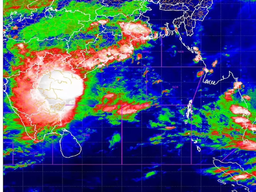 আবহাওয়া দফতরের পূর্বাভাস বলছে, আজ মঙ্গলবার রাতেই এই ঘূর্ণিঝড়টি অন্ধ্রপ্রদেশের মছলিপত্তনম ও কলিঙ্গপত্তনমের মধ্যবর্তী উপকূলে আছড়ে পড়বে।