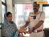 মানিব্যাগ-মোবাইল ফেরালেন টোটো চালক! পুলিশের তৎপরতায় হারানো জিনিস ফিরে পেলেন গৃহবধূ