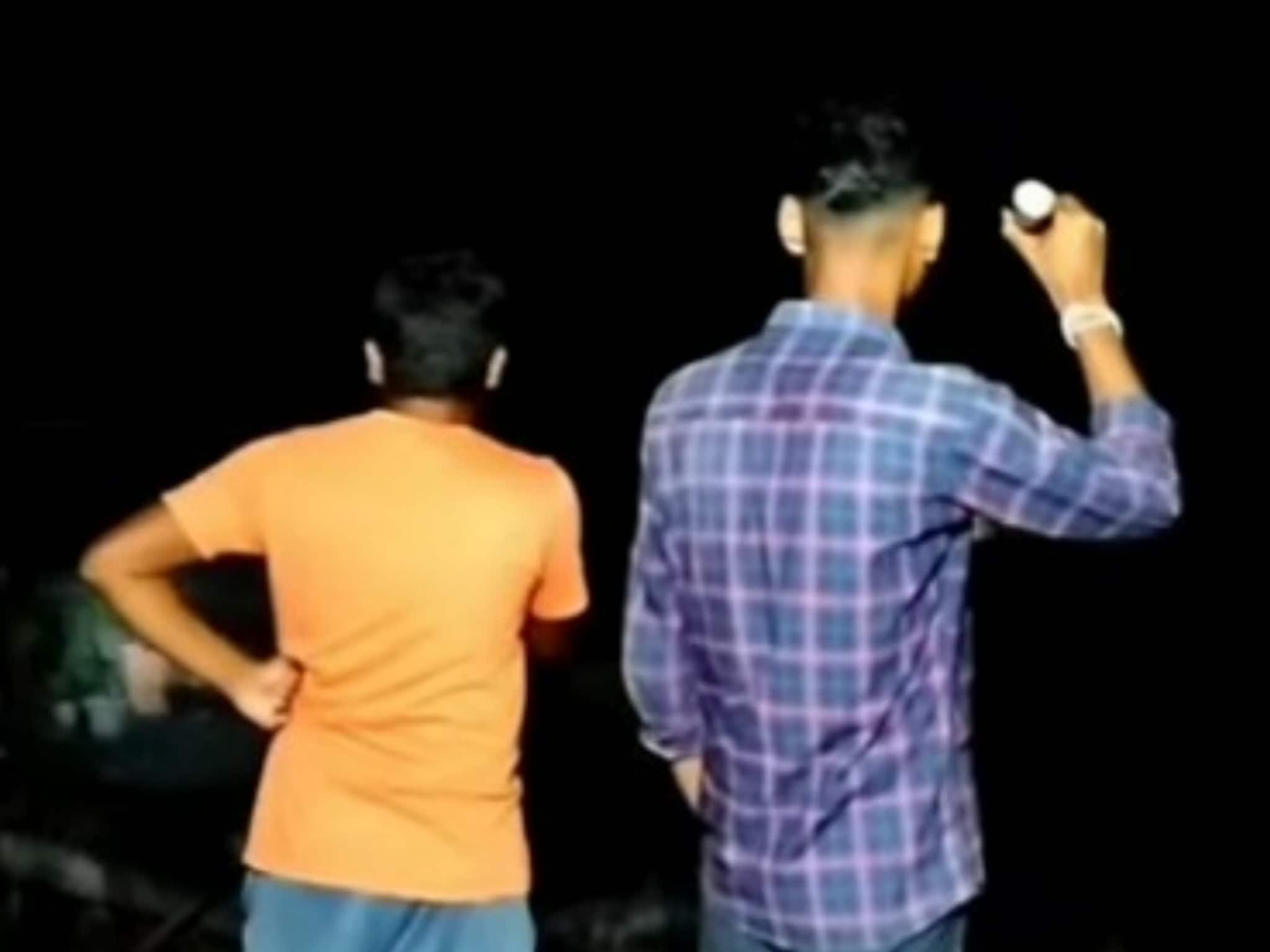 রাতের অন্ধকারে কী ঘটছে এই গ্রামে? টর্চ হাতে রাস্তায় গ্রামবাসীরা! চোখে মুখে আতঙ্ক