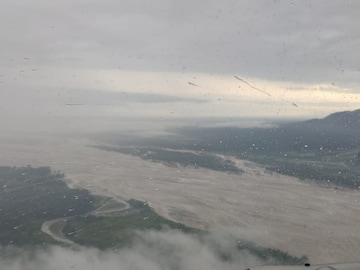 ভারত-ভূটান সীমান্তে ভয় ধরাচ্ছে তোর্সা নদীর জলস্ফীতি! নজরদারিতে নামানো হল ভারতীয় সেনার চপার ভারত-ভূটান সীমান্তে ভয় ধরাচ্ছে তোর্সা নদীর জলস্ফীতি! নজরদারিতে নামানো হল ভারতীয় সেনার চপার
