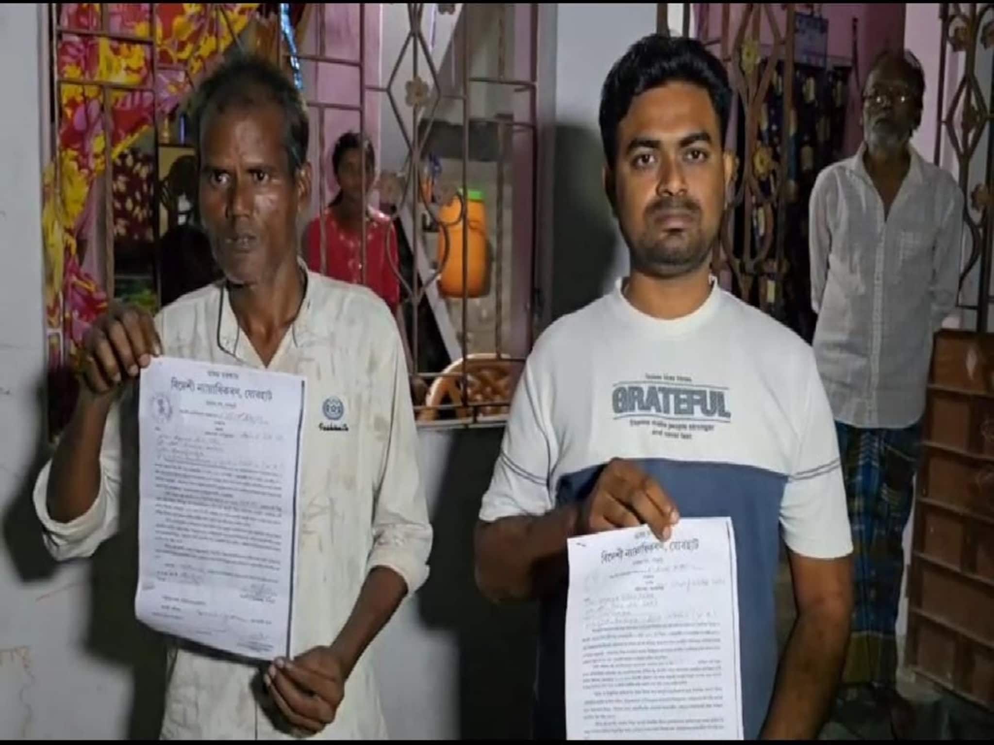 মমতার অভিযোগ কি সত্যি? SIR-এর আড়ালে NRC-র ছক? অসম থেকে নদিয়ায় যা এল, গর্জে উঠলেন মহুয়া