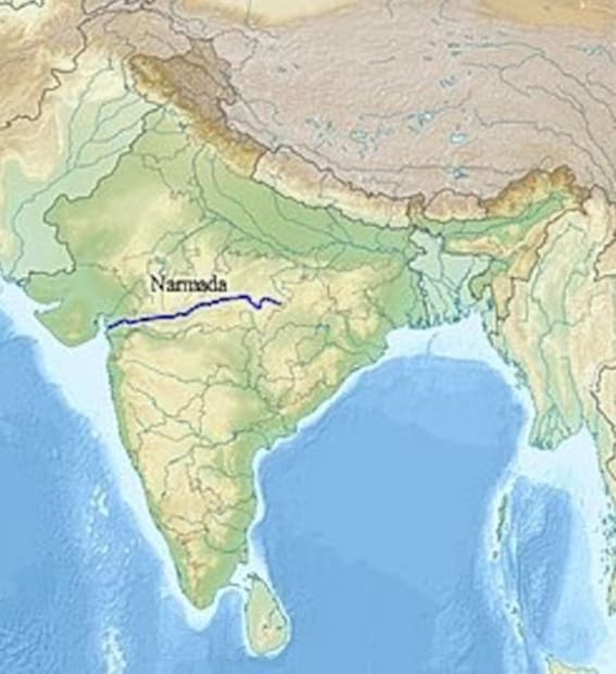 বিন্ধ্য এবং সাতপুরা পর্বতমালার মধ্যবর্তী ভূমির অবনমনের কারণে এই উপত্যকাটি তৈরি হয়েছিল। হিমালয় গঠনের সময় উত্তর উপদ্বীপের বাঁকের কারণে এই ফাটলগুলি তৈরি হয়েছিল। যেহেতু এই উপত্যকাগুলি পশ্চিম দিকে ঢালু, তাই নদীর প্রবাহও সেই দিকেই চলে যায়। এই বিশেষ ভৌগোলিক কারণটি কেবল নর্মদা এবং এর সমান্তরাল তাপ্তী নদীর জন্যই প্রযোজ্য।