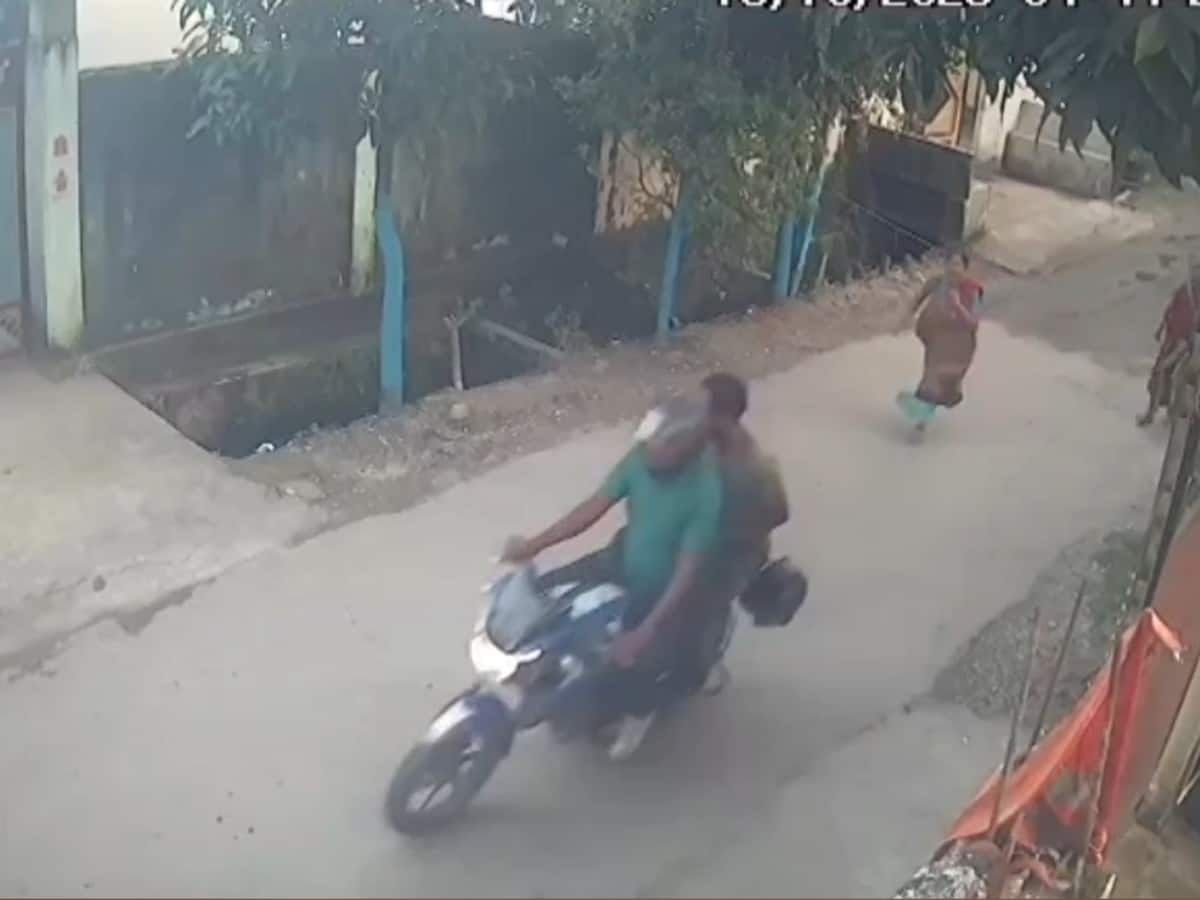 মহিলার গলা থেকে সোনার হার ছিনিয়ে নিয়ে পালাচ্ছে দুষ্কৃতী