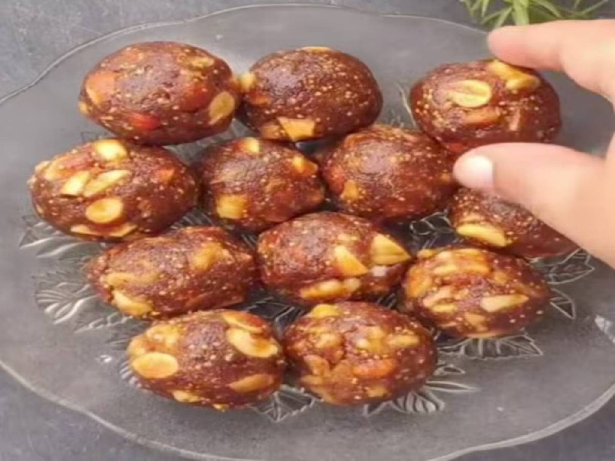 Easy Laddu Recipe: একমুঠো ডুমুর, কিছু খেজুর, কয়েক চামচ ঘি...নিমেষে বানান লাড্ডু! ব্লাড সুগারের রোগীরাও খান নিশ্চিন্তে! রইল রেসিপি