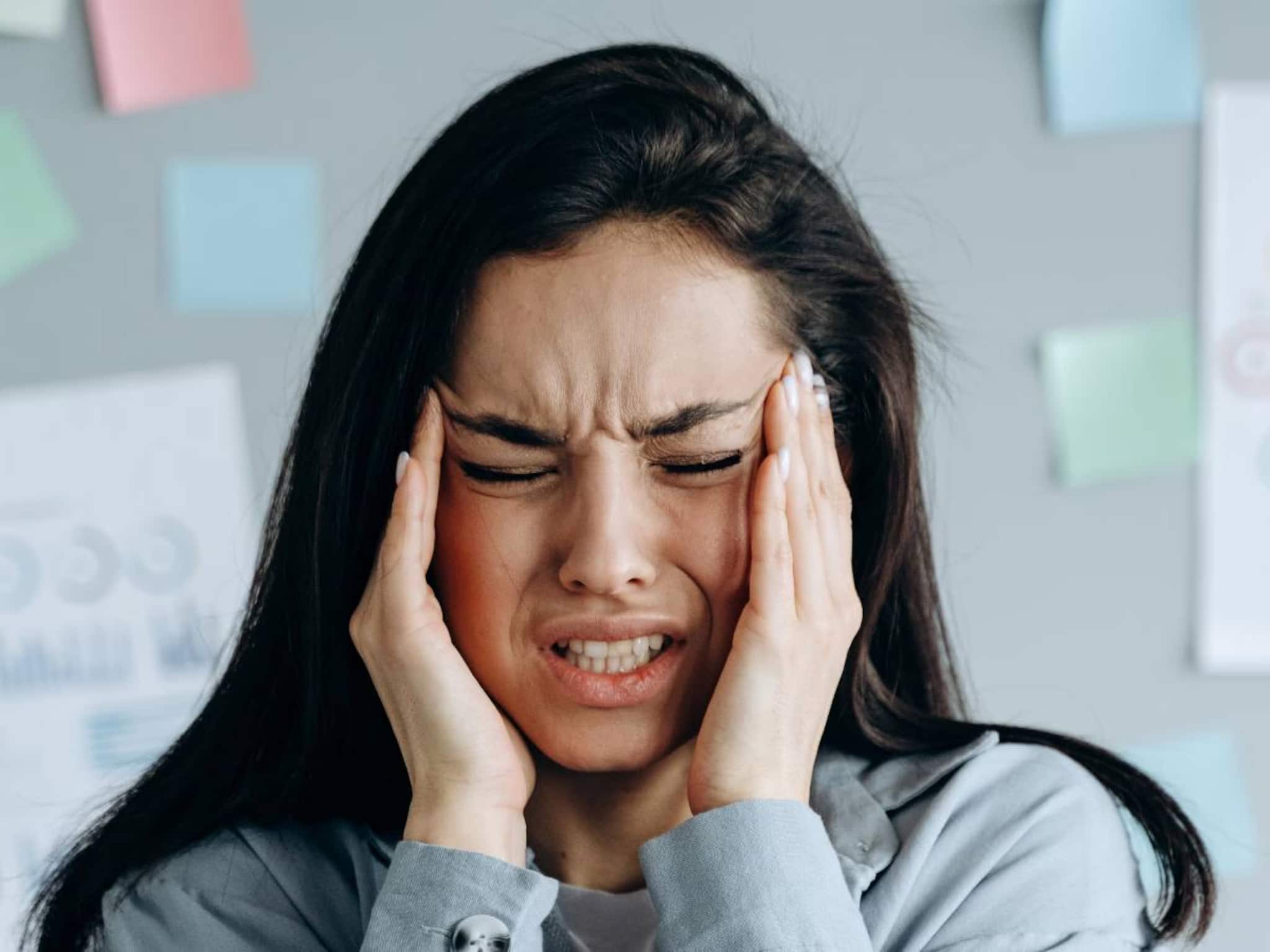 Migraine as Silent Epidemic: কেন মাইগ্রেন এখন নীরব মহামারি সারা বিশ্বে? কুরে কুরে শেষ জীবন! কেন নীরবে ভোগেন রোগীরা? রইল বাঁচার উপায় Migraine as Silent Epidemic: কেন মাইগ্রেন এখন নীরব মহামারি সারা বিশ্বে? কুরে কুরে শেষ জীবন! কেন নীরবে ভোগেন রোগীরা? রইল বাঁচার উপায়