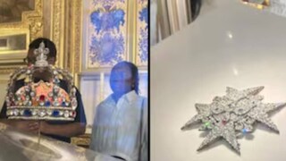 জাদুঘরের অ্যাপোলো গ্যালারি থেকে আটটি অমূল্য জিনিসপত্র চুরি গিয়েছে জাদুঘরের অ্যাপোলো গ্যালারি থেকে আটটি অমূল্য জিনিসপত্র চুরি গিয়েছে