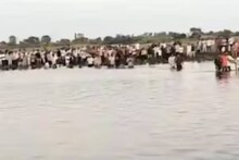 শিশুর ভুলে দুর্গা প্রতিমাবাহী গাড়ি পড়ল নদীতে!  বিসর্জনে এসে ২ দুর্ঘটনায় নিহত ১৩ জন!